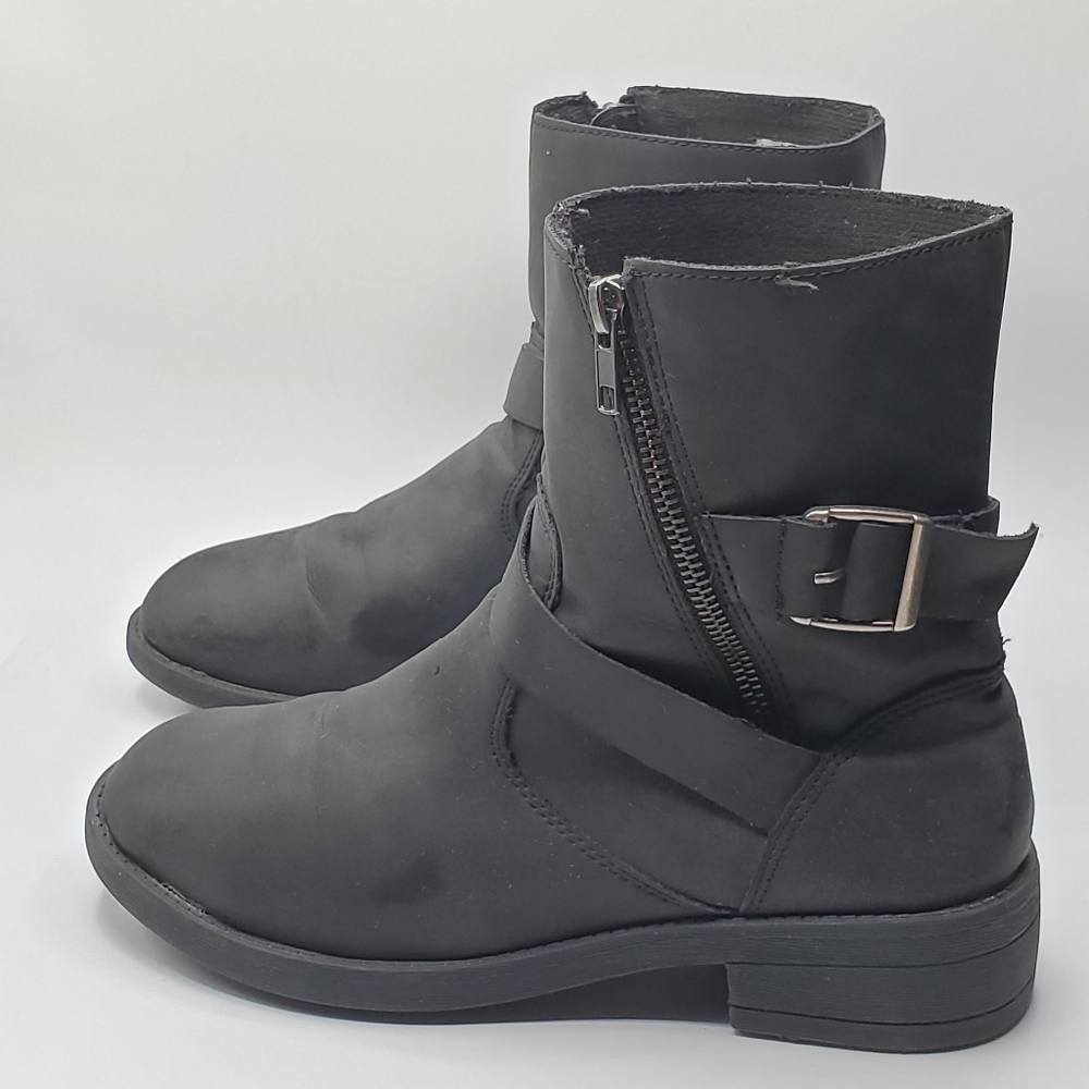 zip up boots with buckle details size 9 made by Trash